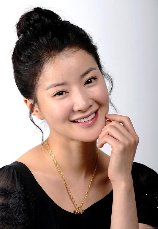 الدراما الكورية Poseidon بطولة Siwon  Pure-south-korean-actress-lee-si-young-1